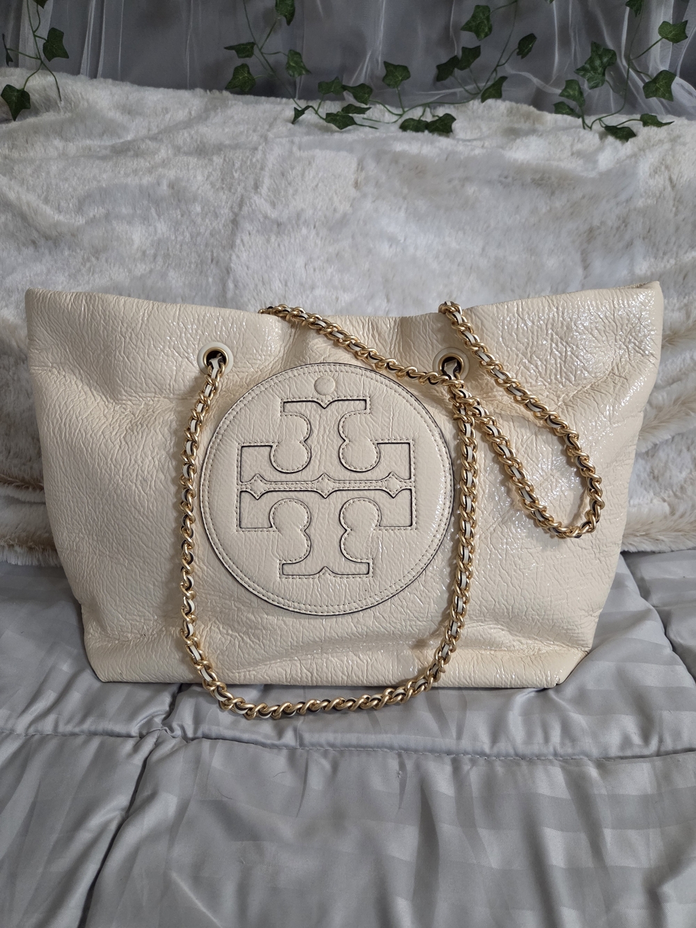 Tory Burch Rlla Crinkle Patent Chain Tote In Oat